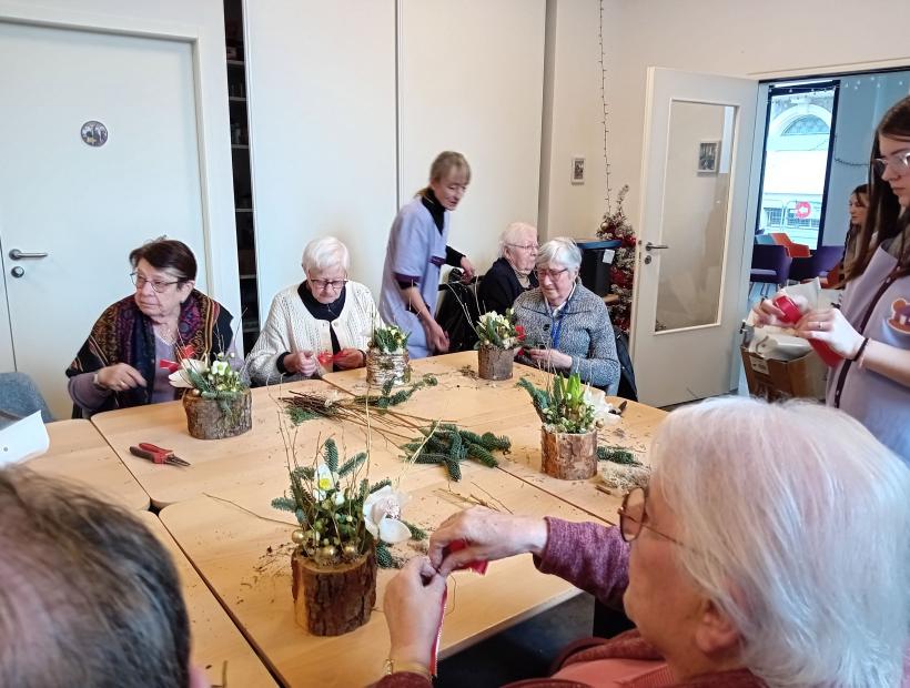 Activité de création florale à la résidence Le Washington