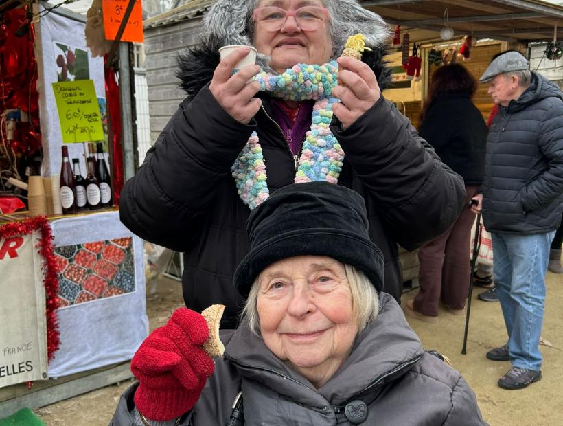 Deux résidentes au marché de Noël de Laval